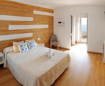 Foto de las instalaciones de este hotel con vistas al mar.