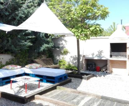 Foto de la zona exterior con solarium y barbacoa de esta acogedora casa rural.