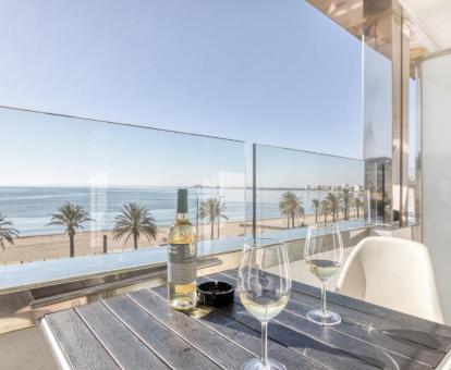 Foto de las instalaciones de este hotel con vistas al mar.