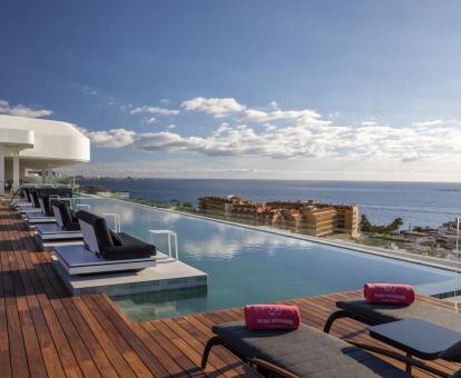 Foto de la piscina infinita con vistas al mar del hotel.