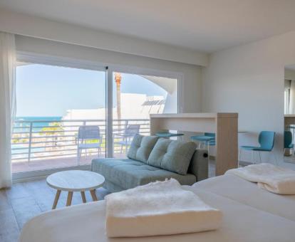 Foto de la habitación suite junior con vistas al mar del hotel.