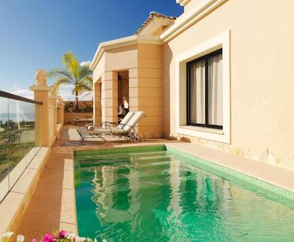 Precioso jacuzzi privado en el baño de la villa Gran Duquesa con piscina privada.