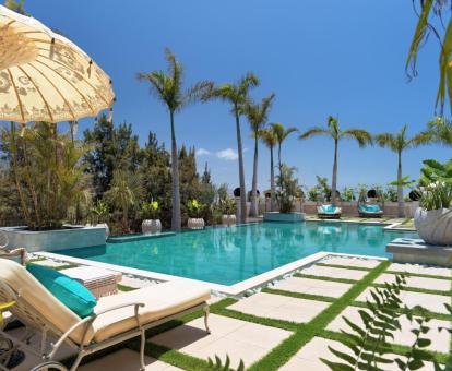 Foto de la piscina al aire libre disponible todo el año de este fabuloso hotel.