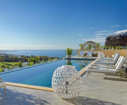 Foto de una de las piscinas de borde infinito con vistas al mar de este hotel.