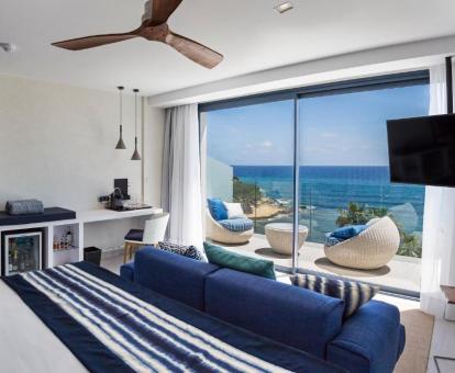 Foto de la Suite Deluxe del hotel con terraza privada y vistas al mar.