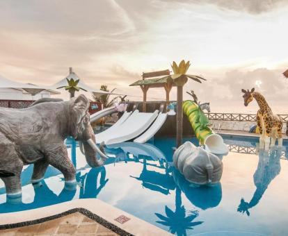 Foto de la piscina con toboganes de agua del hotel.