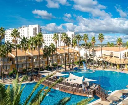 Foto de una de las piscinas al aire libre disponibles todo el año de este completo hotel.