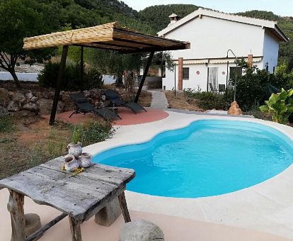 Precioso chalet independiente con piscina privada y zona exterior.