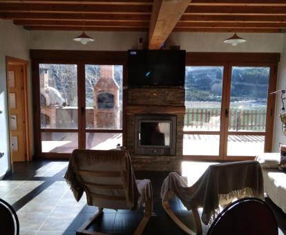 Foto de la sala de estar con preciosas vistas a la naturaleza de esta casa rural.