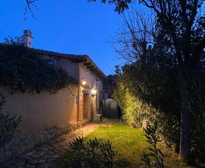 Acogedora casa rural independiente con jardín privado, ideal para estancias en pareja.