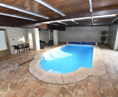 Foto de la piscina cubierta climatizada disponible todo el año.