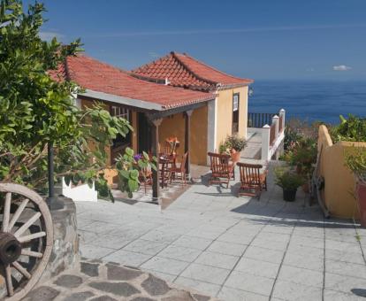 Foto de esta preciosa casa rural con zona exterior y vistas al mar.