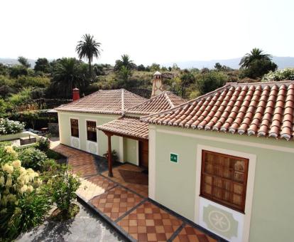Foto de esta acogedora casa rural con terraza.
