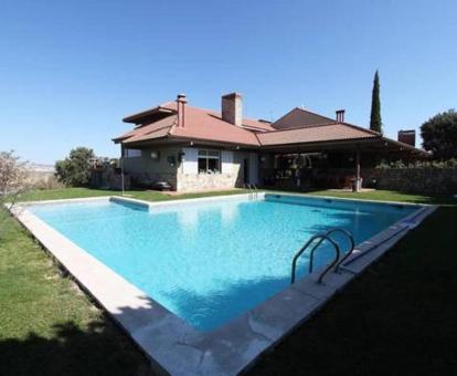 Foto de la piscina al aire libre disponible todo el año de este hotel.