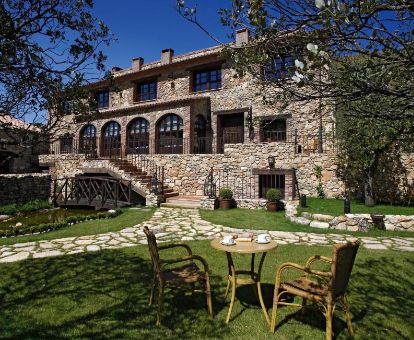 Edificio rústico de este alojamiento rural ideal para estancias en pareja.