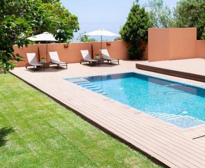 Foto de la piscina al aire libre disponible todo el año de este hotel rural.