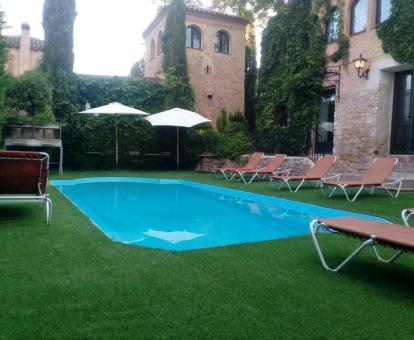 Foto de la piscina al aire libre disponible todo el año de este hotel rural.