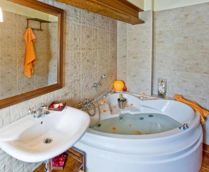 Foto de la bañera de hidromasajes privada de una de las acogedoras casas rurales del establecimiento.