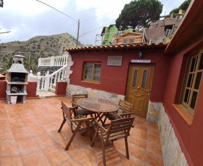 Foto de la terraza de esta casa rural con vistas a la naturaleza.