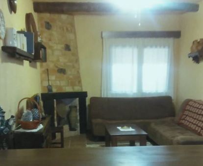 Foto de la sala de estar con chimenea de una de las casas rurales de este alojamiento.
