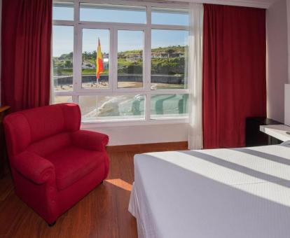 Foto de una de las habitaciones con vi<stas al mar del hotel.