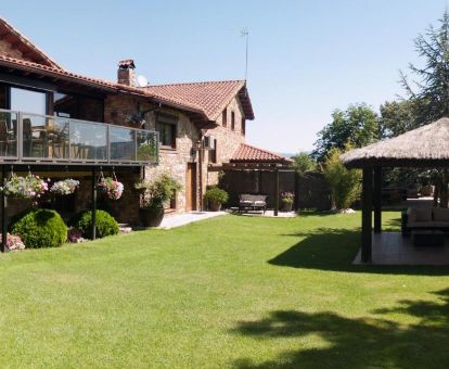 Alojamiento rural con amplios jardines ideal para escapar de la rutina en pareja.