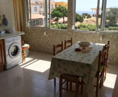 Foto del interior de este apartamento con vistas al mar.