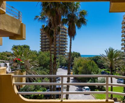 Foto de las instalaciones de este hotel con vistas al mar.
