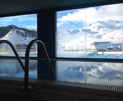 Foto de la piscina cubierta disponible todo el año del spa del hotel.