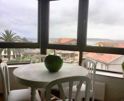 Foto del comedor con vistas al mar de este apartamento.