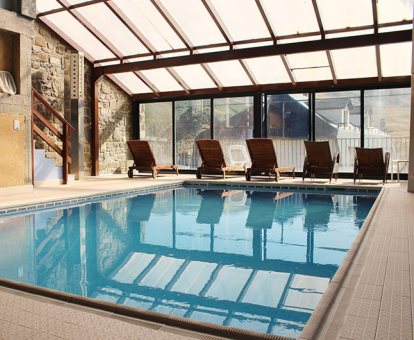 Foto de la piscina cubierta climatizada disponible todo el año. 