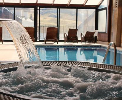 Foto de la piscina cubierta climatizada disponible todo el año del spa del alojamiento.