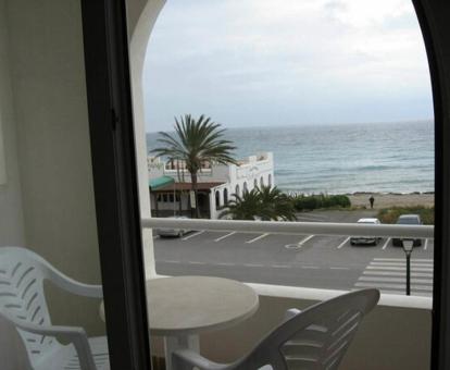 Foto de las instalaciones de este hotel con vistas al mar.