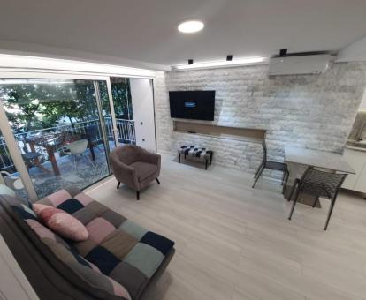 Foto de este coqueto apartamento con terraza y vistas al exterior.