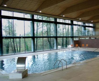 Foto de la piscina cubierta climatizada disponible todo el año de este resort.