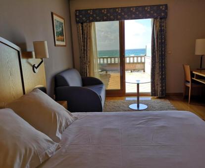 Foto de una de las habitaciones con terraza y vistas al mar del hotel.