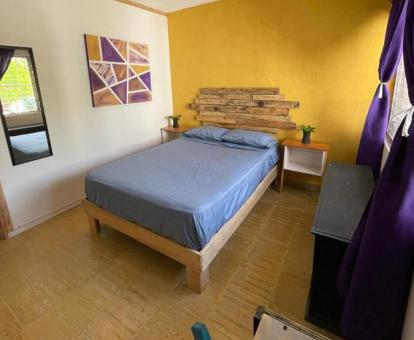 Foto de una de las cómodas habitaciones este hotel solo para adultos.