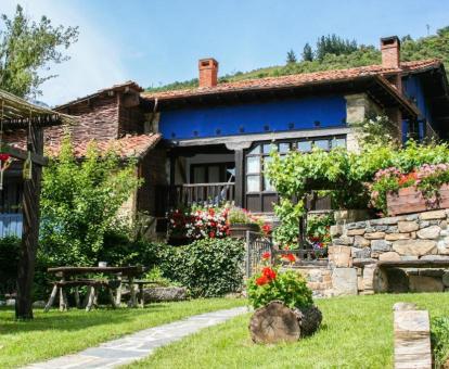 Foto de este establecimiento rural de apartamentos con amplios jardines.