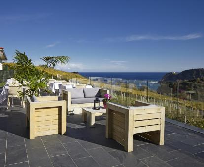 Foto de la terraza con zona de estar al aire libre con vistas al campo y al mar.