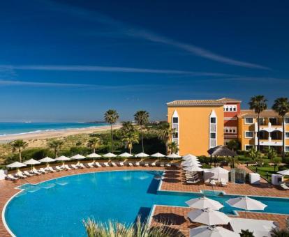 Foto de la piscina al aire libre disponible todo el año de este hotel.