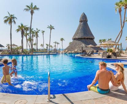 Foto de la piscina al aire libre de este hotel todo incluido.