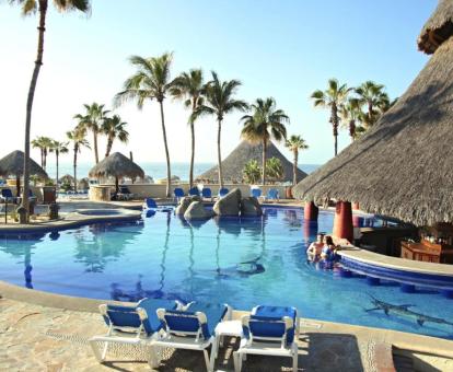 Foto de la piscina al aire libre de este hotel todo incluido.