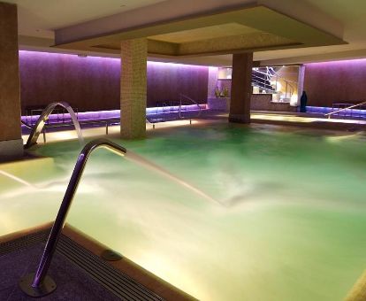 Piscina con chorros de hidroterapia del centro de bienestar del hotel.