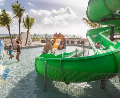 Foto de la piscina con toboganes de agua del hotel.