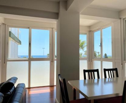 Foto del interior de este luminoso apartamento con vistas al mar.