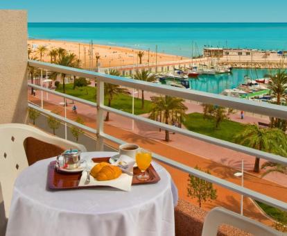 Foto de las instalaciones de este hotel con vistas al mar.