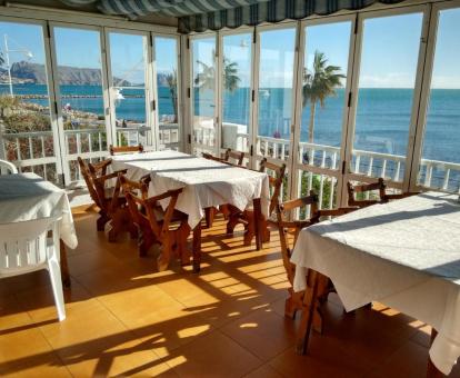 Foto de las instalaciones de este hotel con vistas al mar.