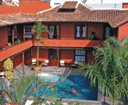 Foto de la piscina al aire libre disponible todo el año de este hotel.