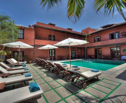 Zona exterior con mobiliario y piscina al aire libre de este coqueto hotel en una hermosa villa histórico.