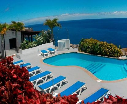 Zona exterior con piscina, solarium y fabulosas vistas al mar de este hotel solo para adultos.